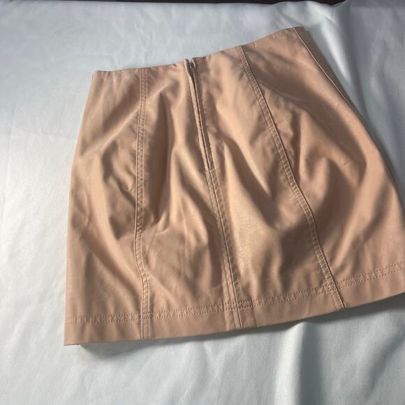 Free People Tan faux leather mini skirt back zip size 2-Preowned - Picture 2 of 6